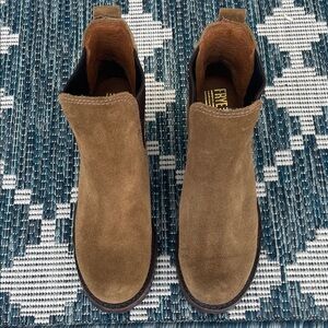 Frye Sabrina Women's Suede Leather Chelsea Short Ankle Boots Size 7